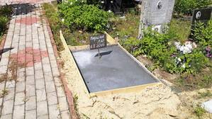 Залить ровную площадку перед установкой памятника