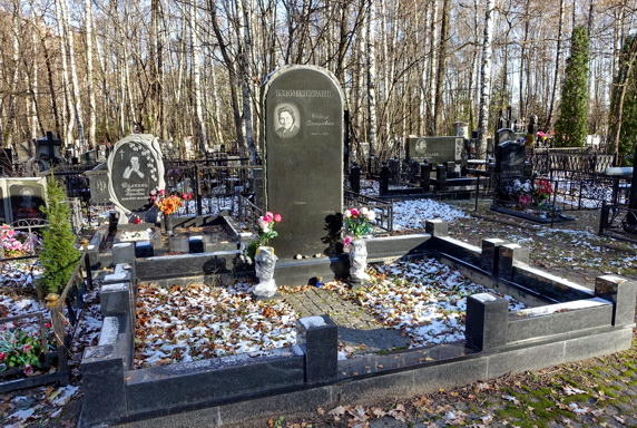 Гранитное надгробье под естественный скол и дорожка из брусчатки
